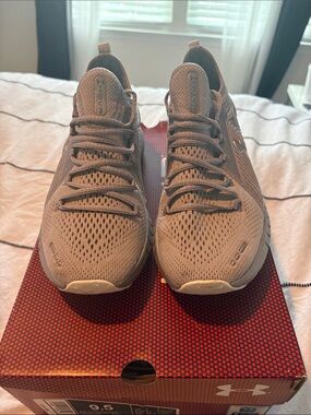 Under Armour 
Woman’s Hovr Phantom 
Size 9.5 
Great condition